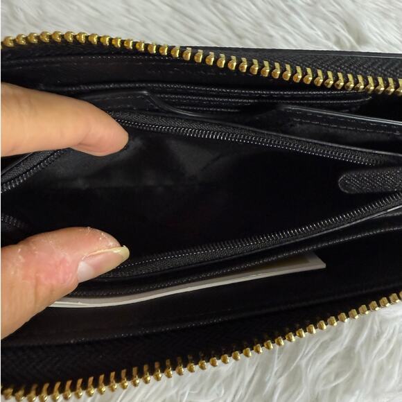 NWOT Michael Kors Black Zip Around Wallet - Picture 3 of 11
